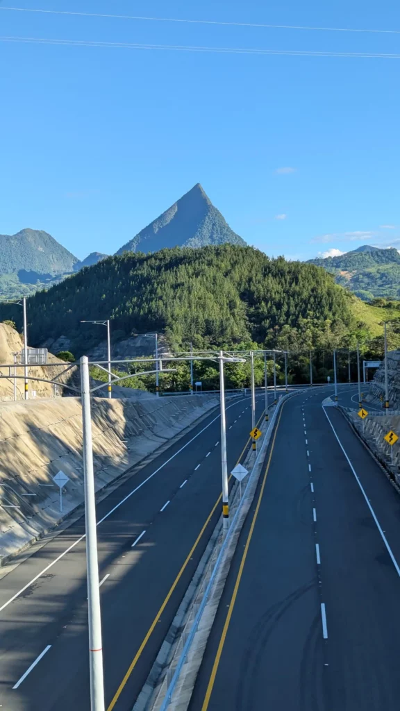 Ein spitzer Berg auf dem Weg nach Jardin.