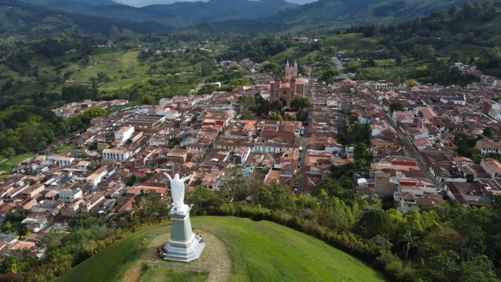 Die Stadt Jericó von Oben mit Jesusstatue.