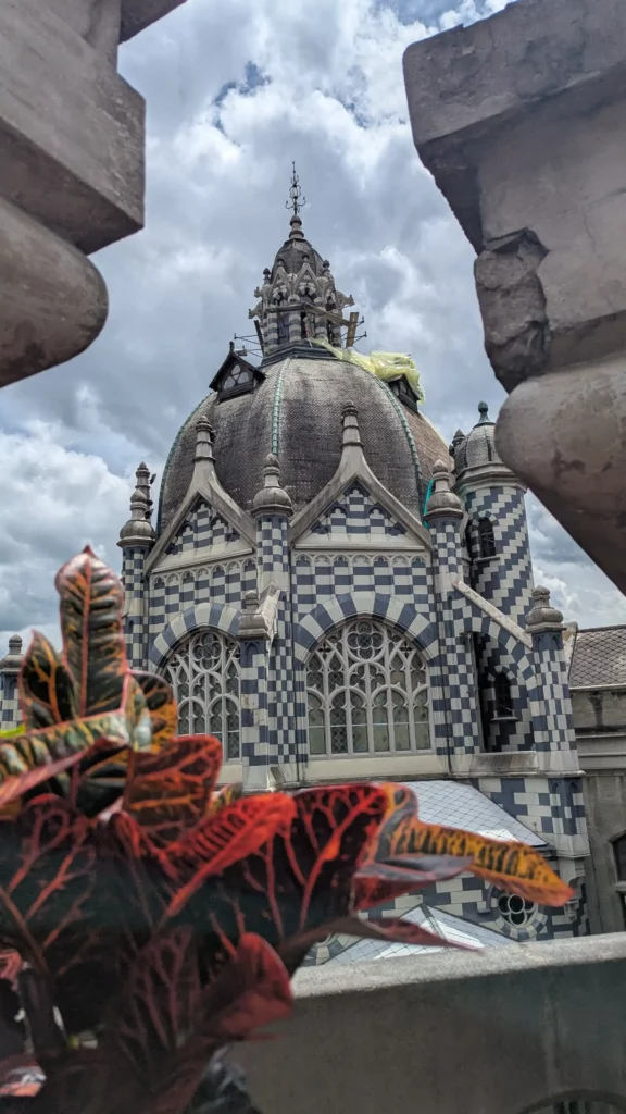 Auf dem Bild ist der Palacio de la Cultura Rafael Uribe zu sehen.